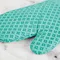working kitchen oven mitt